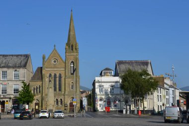 Caernarfon şatosunun parlak güneş ışığı altındaki kuleleri