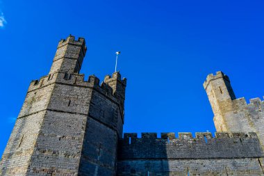 Caernarfon şatosunun parlak güneş ışığı altındaki kuleleri