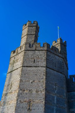 Caernarfon şatosunun parlak güneş ışığı altındaki kuleleri