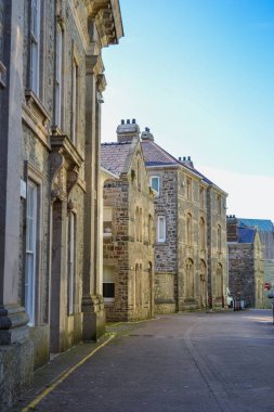 Caernarfon şatosunun parlak güneş ışığı altındaki kuleleri