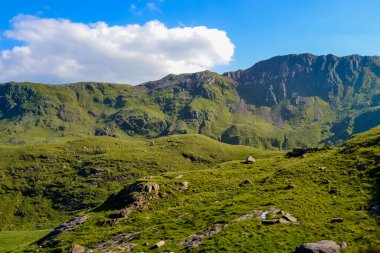 Snowdonia Ulusal Parkı, dağların ve vadilerin mavi gölleri ve kristal berrak sularıyla destansı manzarası
