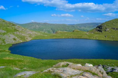 Snowdonia Ulusal Parkı, dağların ve vadilerin mavi gölleri ve kristal berrak sularıyla destansı manzarası
