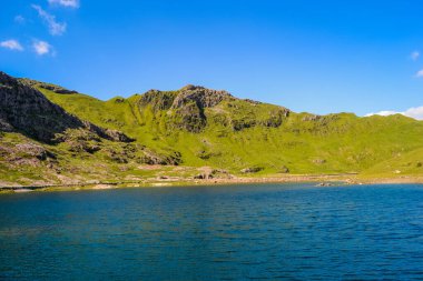 Snowdonia Ulusal Parkı, dağların ve vadilerin mavi gölleri ve kristal berrak sularıyla destansı manzarası