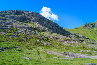Snowdonia Ulusal Parkı, dağların ve vadilerin mavi gölleri ve kristal berrak sularıyla destansı manzarası