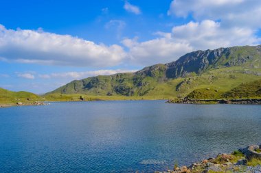 Snowdonia Ulusal Parkı, dağların ve vadilerin mavi gölleri ve kristal berrak sularıyla destansı manzarası