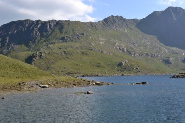 Snowdonia Ulusal Parkı, dağların ve vadilerin mavi gölleri ve kristal berrak sularıyla destansı manzarası