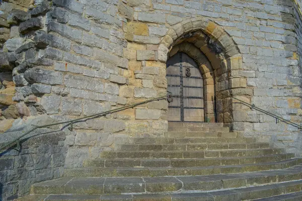 Caernarfon şatosunun parlak güneş ışığı altındaki kuleleri