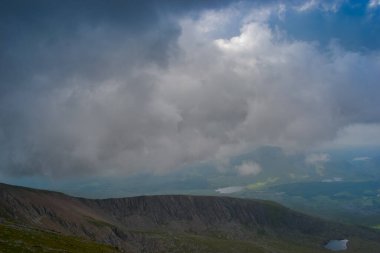 Snowdonia Ulusal Parkı, dağların ve vadilerin mavi gölleri ve kristal berrak sularıyla destansı manzarası