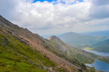Snowdonia Ulusal Parkı, dağların ve vadilerin mavi gölleri ve kristal berrak sularıyla destansı manzarası