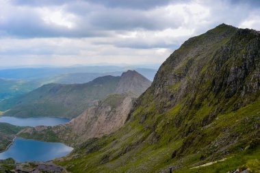 Snowdonia Ulusal Parkı, dağların ve vadilerin mavi gölleri ve kristal berrak sularıyla destansı manzarası