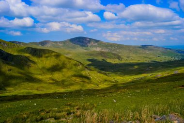 Snowdonia Ulusal Parkı, dağların ve vadilerin mavi gölleri ve kristal berrak sularıyla destansı manzarası
