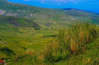 Snowdonia Ulusal Parkı, dağların ve vadilerin mavi gölleri ve kristal berrak sularıyla destansı manzarası