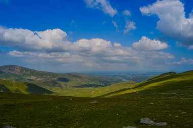 Snowdonia Ulusal Parkı, dağların ve vadilerin mavi gölleri ve kristal berrak sularıyla destansı manzarası