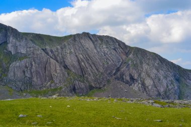 Snowdonia Ulusal Parkı, dağların ve vadilerin mavi gölleri ve kristal berrak sularıyla destansı manzarası