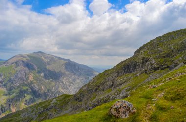 Snowdonia Ulusal Parkı, dağların ve vadilerin mavi gölleri ve kristal berrak sularıyla destansı manzarası