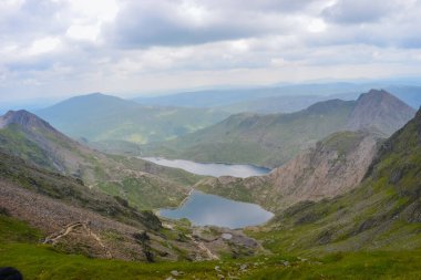 Snowdonia Ulusal Parkı, dağların ve vadilerin mavi gölleri ve kristal berrak sularıyla destansı manzarası