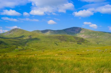 Snowdonia Ulusal Parkı, dağların ve vadilerin mavi gölleri ve kristal berrak sularıyla destansı manzarası