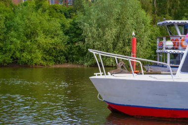 İngiltere, Chester: Kırmızı ve beyaz turist teknesinin pruvası