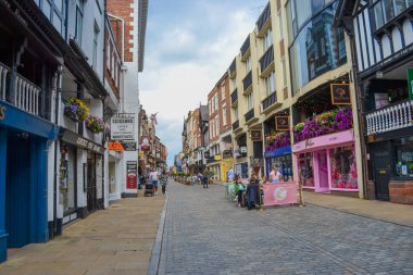 İngiltere, Chester: dükkanları, barları, kafeleri, barları olan tarihi merkezin ana caddesi