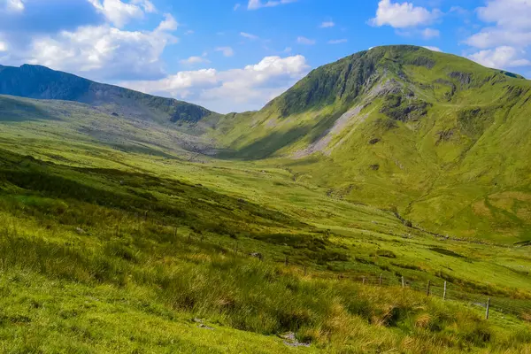 Snowdonia Ulusal Parkı, dağların ve vadilerin mavi gölleri ve kristal berrak sularıyla destansı manzarası