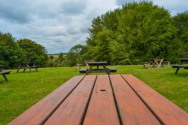 Dışarıda yemek için banklar ve masalar.