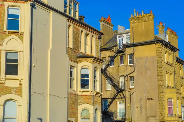 Hove, UK, 24.03.2020: Brighton ve Hove şehir mimarisi, Viktorya dönemi evleri