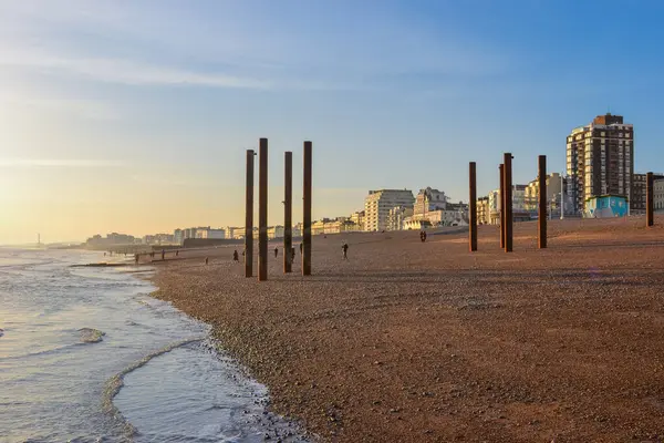 Birleşik Krallık, Brighton, 08.01.2023: Fırtına ve günbatımı sırasında Brighton İskelesi 'ni yaktı