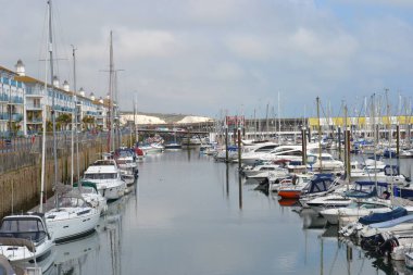 İngiltere, Brighton, 28 / 06 / 2024: Brighton Marina, rıhtımda yelkenlilerin demirlediği yoğun yat limanında yer alıyor.