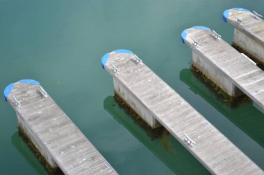 Tekneler ve yatlar için limanları daraltın.