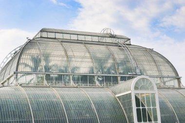 Burası Londra 'nın güneybatısındaki umumi botanik bahçesi ve onun cam evleri.