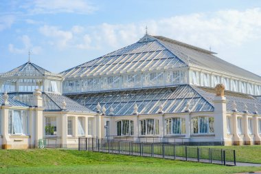 Burası Londra 'nın güneybatısındaki umumi botanik bahçesi ve onun cam evleri.