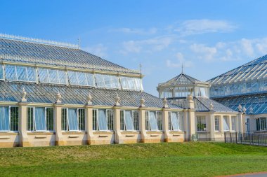 Burası Londra 'nın güneybatısındaki umumi botanik bahçesi ve onun cam evleri.