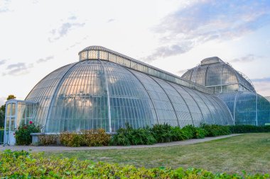 Burası Londra 'nın güneybatısındaki umumi botanik bahçesi ve onun cam evleri.