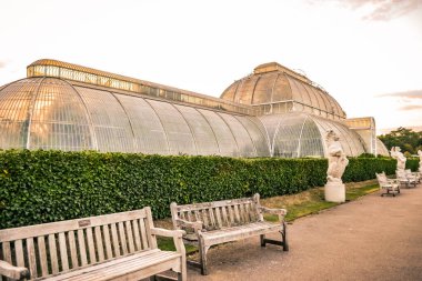 Burası Londra 'nın güneybatısındaki umumi botanik bahçesi ve onun cam evleri.