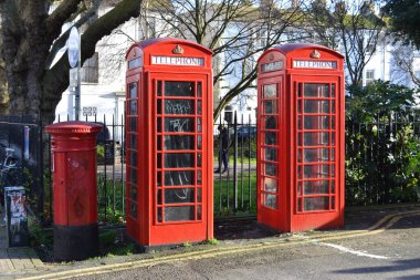 İngiltere, Brighton: Brighton kırmızı telefon kulübesi ve posta kutusu. 