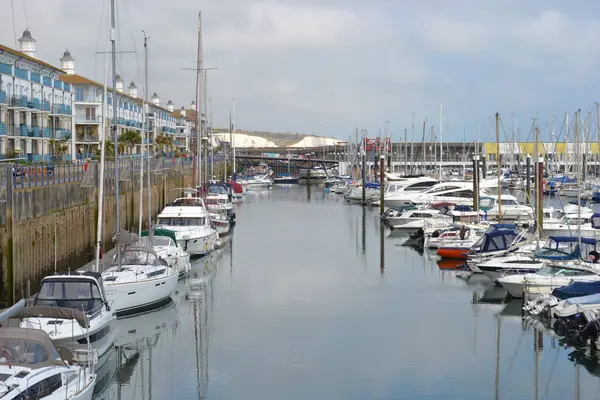 İngiltere, Brighton, 28 / 06 / 2024: Brighton Marina, rıhtımda yelkenlilerin demirlediği yoğun yat limanında yer alıyor.