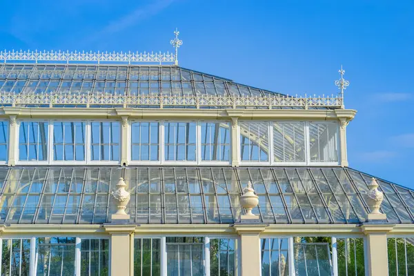 Burası Londra 'nın güneybatısındaki umumi botanik bahçesi ve onun cam evleri.