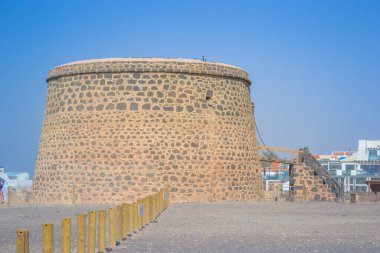 İspanya, Fuerteventura, 16.12.2024: Castillo de El Tostn 'dan güzel bir liman ve kasaba manzarası