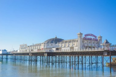 İngiltere, Brighton, 11.1.2025 Brighton 'ın ünlü iskelesi. Gün batımında görüntüyü kapat
