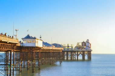 İngiltere, Brighton, 11.1.2025 Brighton 'ın ünlü iskelesi. Gün batımında görüntüyü kapat