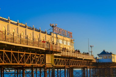 İngiltere, Brighton, 11.1.2025 Brighton 'ın ünlü iskelesi. Gün batımında görüntüyü kapat