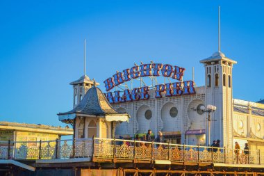 İngiltere, Brighton, 11.1.2025 Brighton 'ın ünlü iskelesi. Gün batımında görüntüyü kapat
