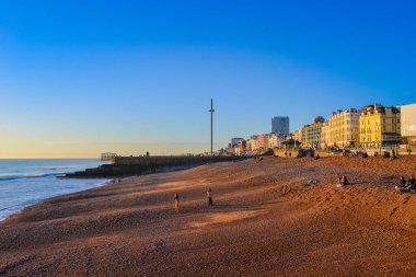 Brighton 'daki kıyı bölgesinin manzarası. Sahilde ilk sırada duran evler var.