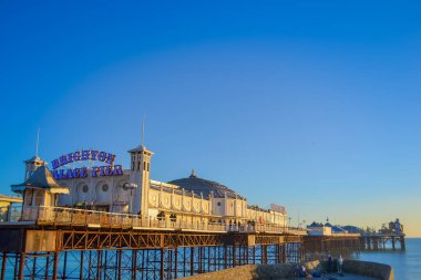 İngiltere, Brighton, 11.1.2025 Brighton 'ın ünlü iskelesi. Gün batımında görüntüyü kapat