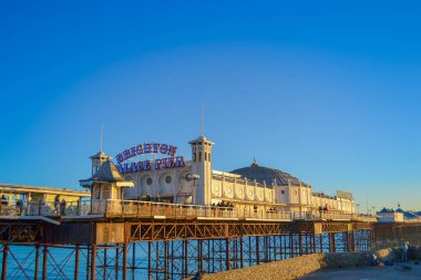 İngiltere, Brighton, 11.1.2025 Brighton 'ın ünlü iskelesi. Gün batımında görüntüyü kapat