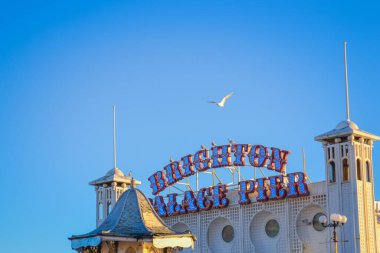 İngiltere, Brighton, 11.1.2025 Brighton 'ın ünlü iskelesi. Gün batımında görüntüyü kapat