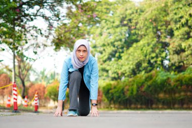 Genç, güzel Asyalı kadın dışarıda koşuyor. Sabahları egzersiz yapmak için. Sağlıklı ve aktif yaşam tarzı kavramı.