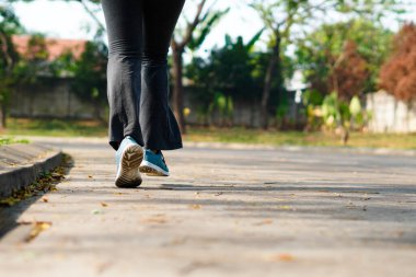 Sabahları yolda koşan sportif bir kadın. Spor ve sağlık konsepti.