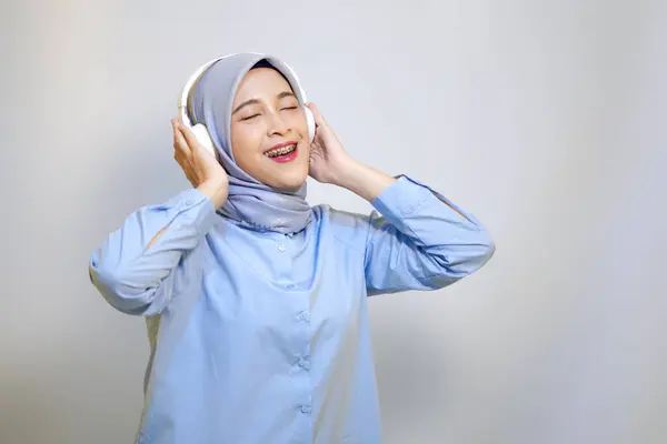 Feliz Jovem Asiático Muçulmano Mulher Ouvir Música Com Fone Ouvido — Fotografia de Stock