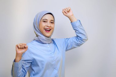 Mutlulukla dans eden genç bir kadın